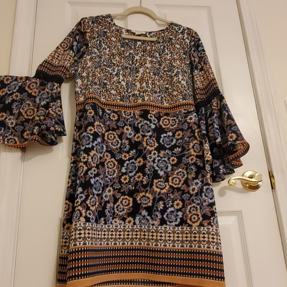 Womens small bell sleeve shift dress - Picture 2 of 3